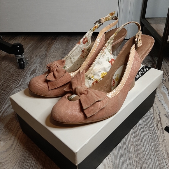 Dusty rose wedges with bow and open back.
